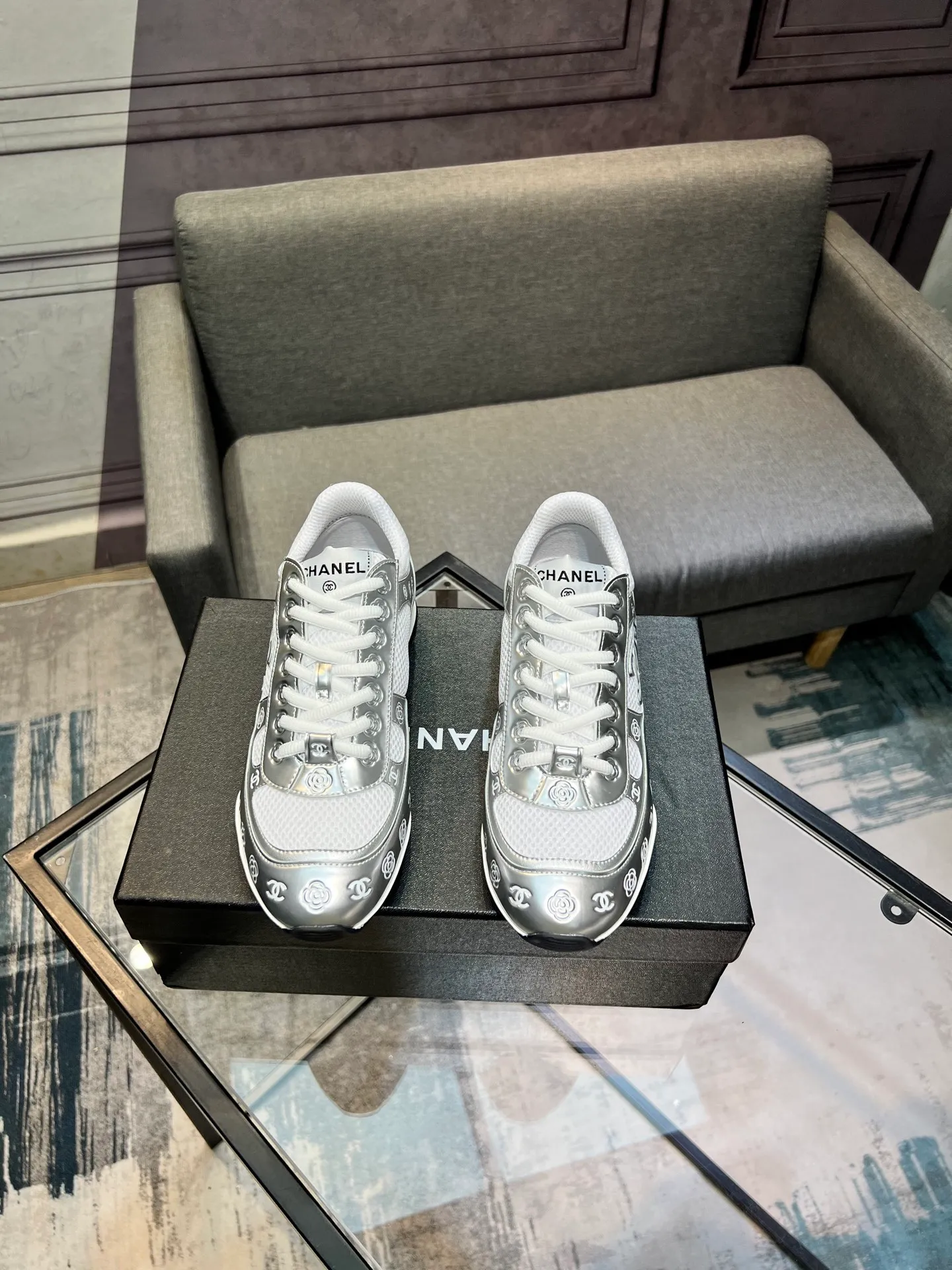 Men's men's shoes 💰640 Exclusive real shot (top version) CHANEL Chanel 2025ss color matching thick-soled casual sports shoes and sneakers. The counter is synchronized. The counter is very popular. A shoe that is very difficult to buy. The most popular thick-soled panda shoes on the Internet. It can be imagined that Xiaoxiang control can't miss it. It has both good looks and comfort. Simple and versatile white shoes. The thick sole increases the height and is super versatile. Close your eyes and wear it. Whoever wears it will look better. Upper: calfskin Lining: imported sheepskin lining Outsole: TPU original outsole Size: 35-44 (customized for women 41 and 40, and 45 for men)